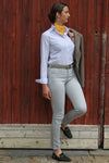 Jeune femme qui porte un pantalon en toile avec une coupe droite de couleur gris clair