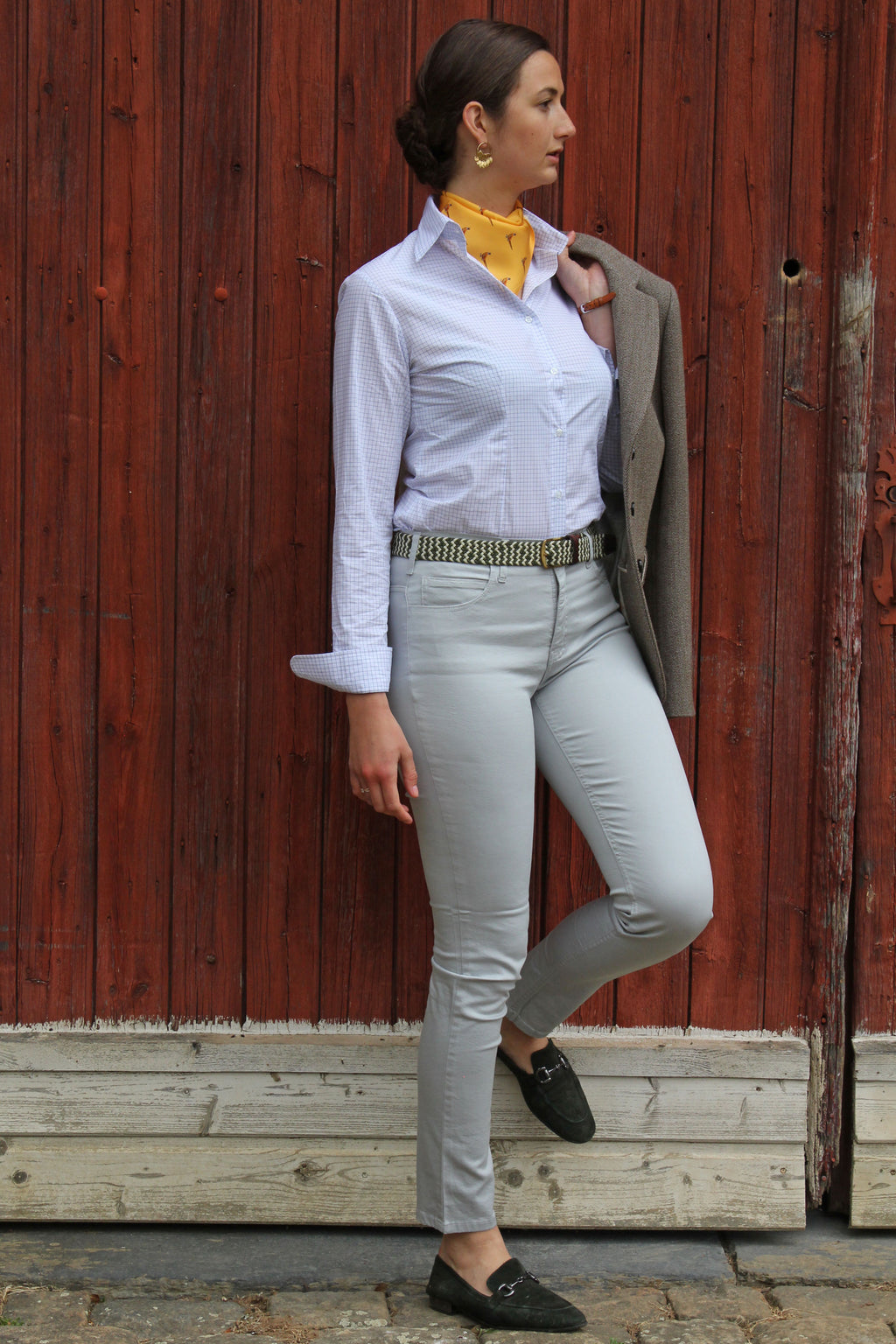 Jeune femme qui porte un pantalon en toile avec une coupe droite de couleur gris clair