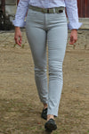 Jeune femme qui porte un pantalon en toile avec une coupe droite de couleur gris clair