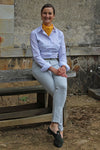 Jeune femme qui porte un pantalon en toile avec une coupe droite de couleur gris clair