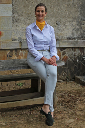 Jeune femme qui porte un pantalon en toile avec une coupe droite de couleur gris clair