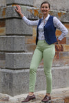 Jeune femme qui porte un pantalon en toile vert clair