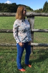 Femme qui porte un pantalon velours côtelé de couleur bleu indigo