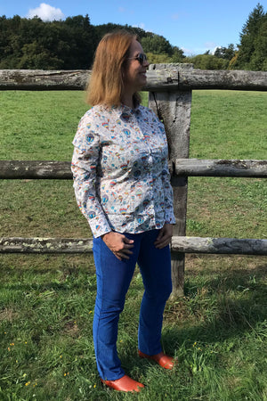 Femme qui porte un pantalon velours côtelé de couleur bleu indigo