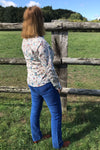 Femme qui porte un pantalon velours côtelé de couleur bleu indigo