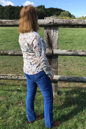 Femme qui porte un pantalon velours côtelé de couleur bleu indigo