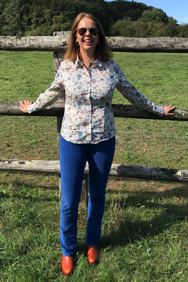 Femme qui porte un pantalon velours côtelé de couleur bleu indigo