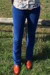 Femme qui porte un pantalon velours côtelé de couleur bleu indigo