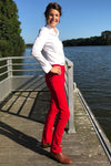 Jeune femme qui porte un pantalon en velour côtelé rouge