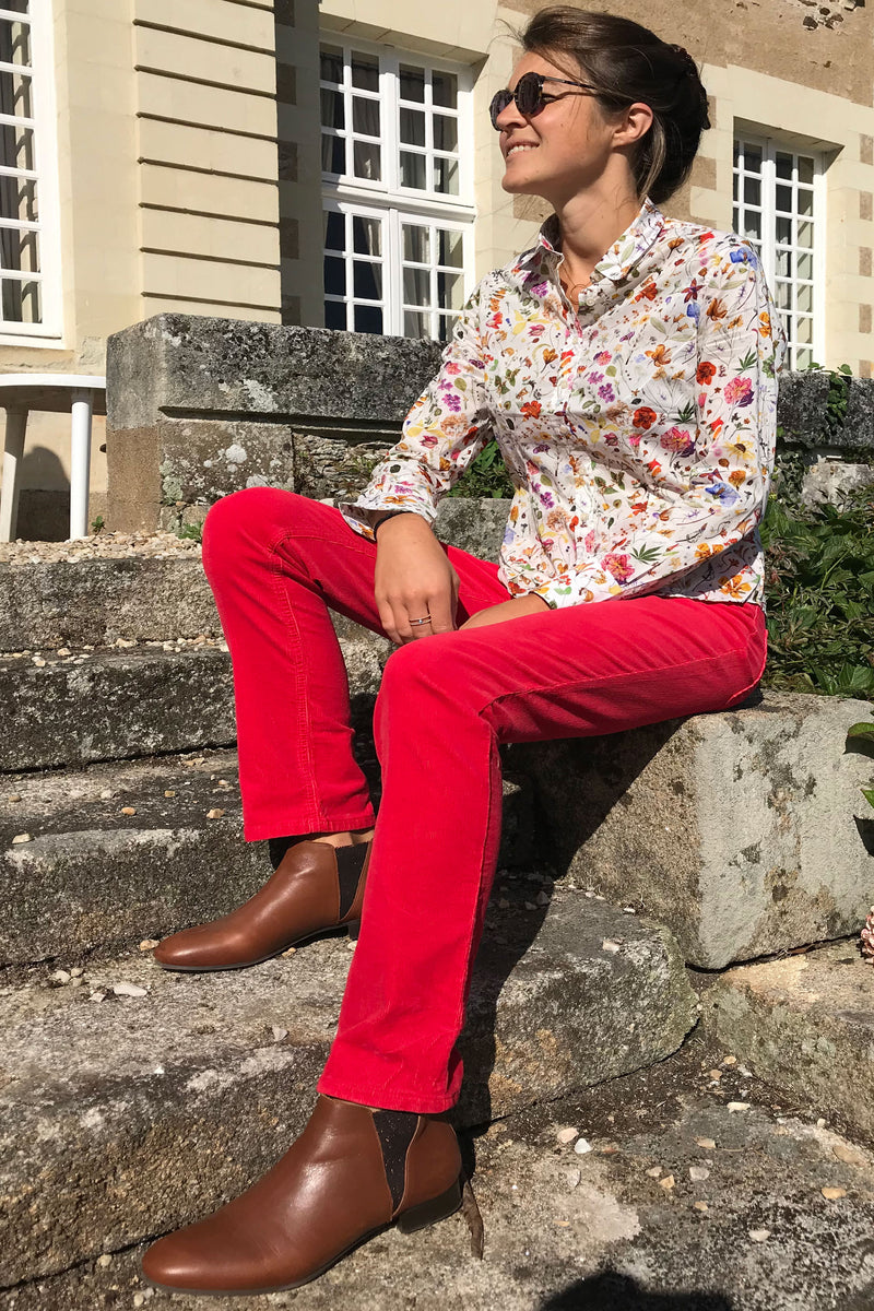 Photo studio pantalon velours côtelé femme rouge