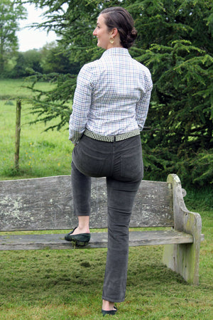 Jeune femme qui porte un pantalon en velour côtelé vert olive foncée