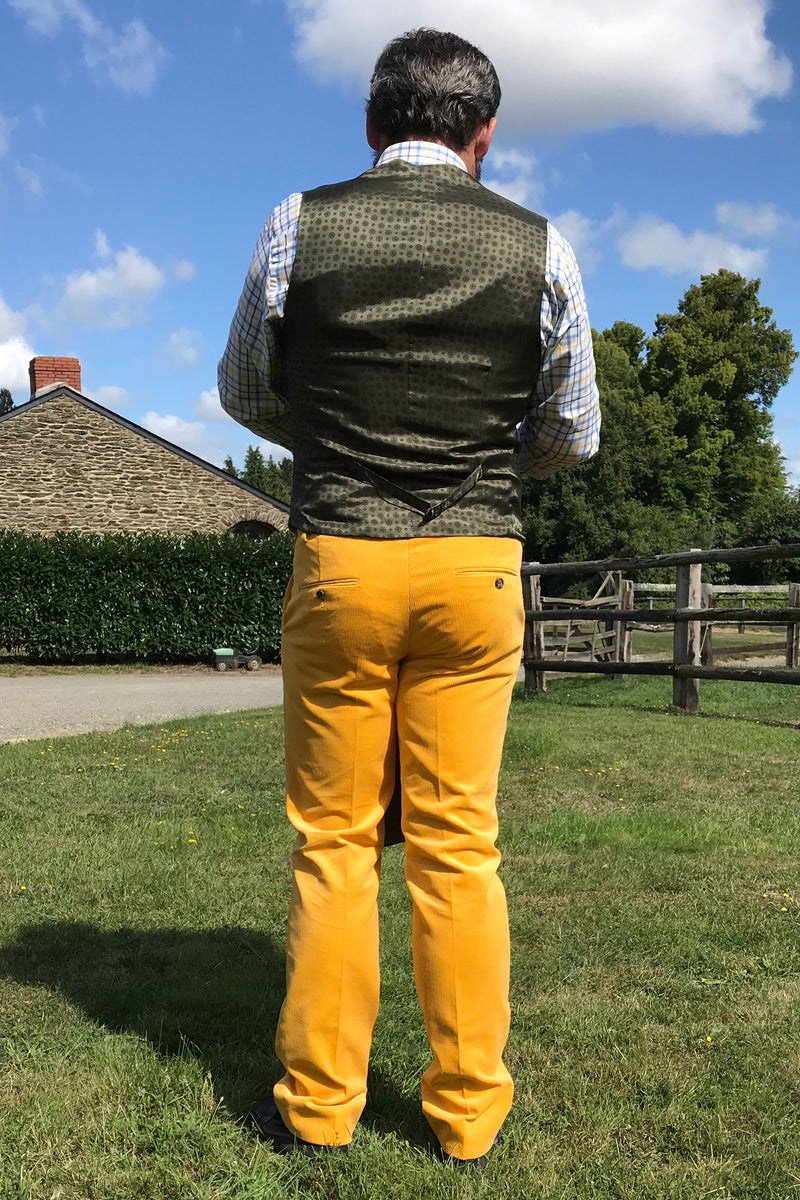 Homme qui porte un pantalon en velours côtelé jaune