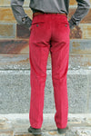 jeune homme qui porte un pantalon en velours cotelé rouge framboise