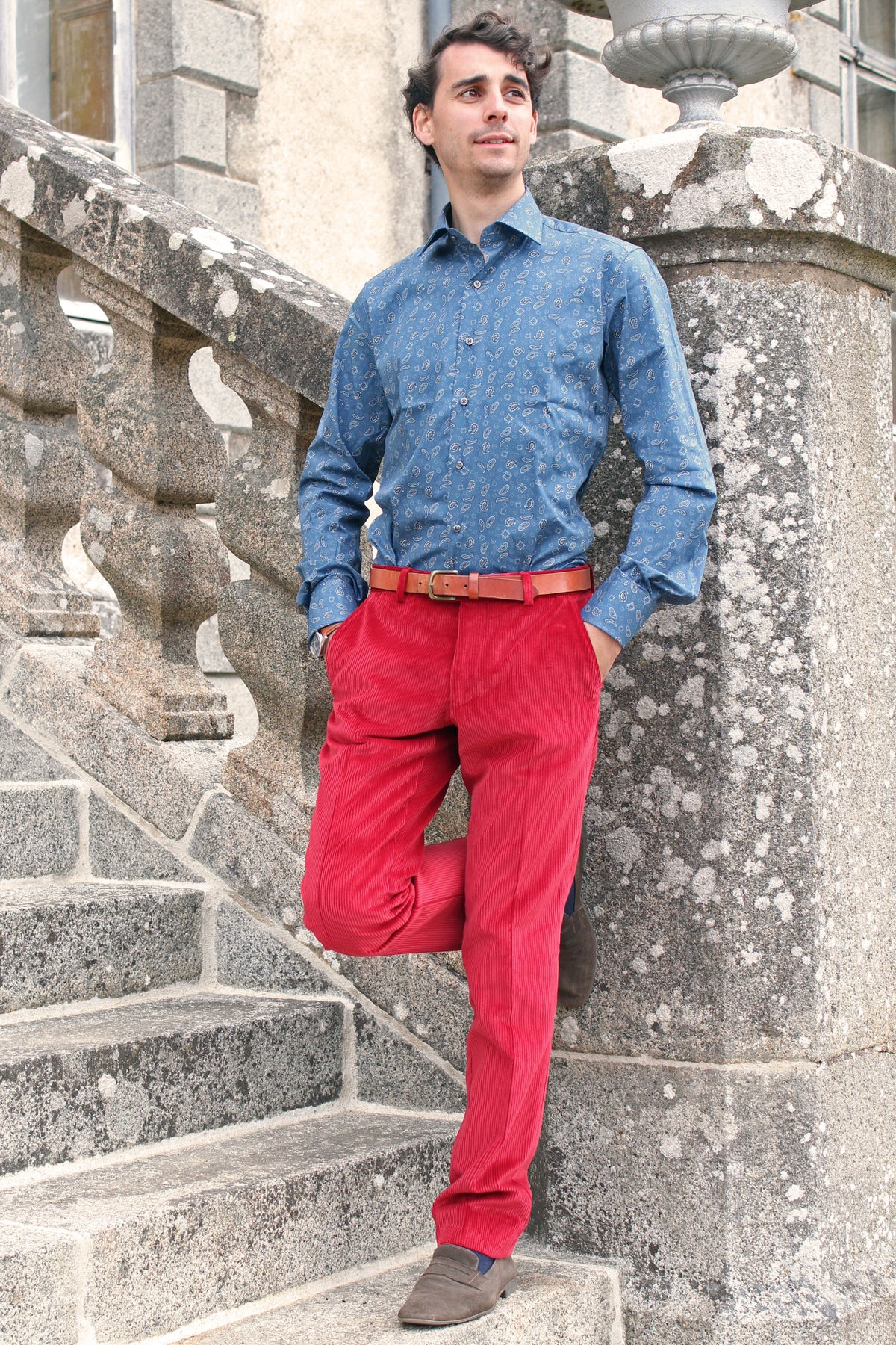 jeune homme qui porte un pantalon en velours cotelé rouge framboise