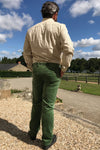 Homme qui porte pantalon velours côtelé homme vert menthe
