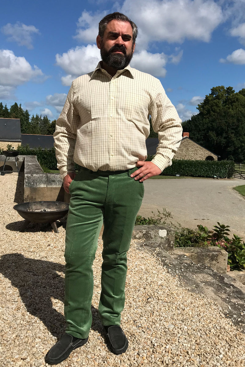 Homme qui porte pantalon velours côtelé homme vert menthe