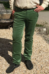 Homme qui porte pantalon velours côtelé homme vert menthe