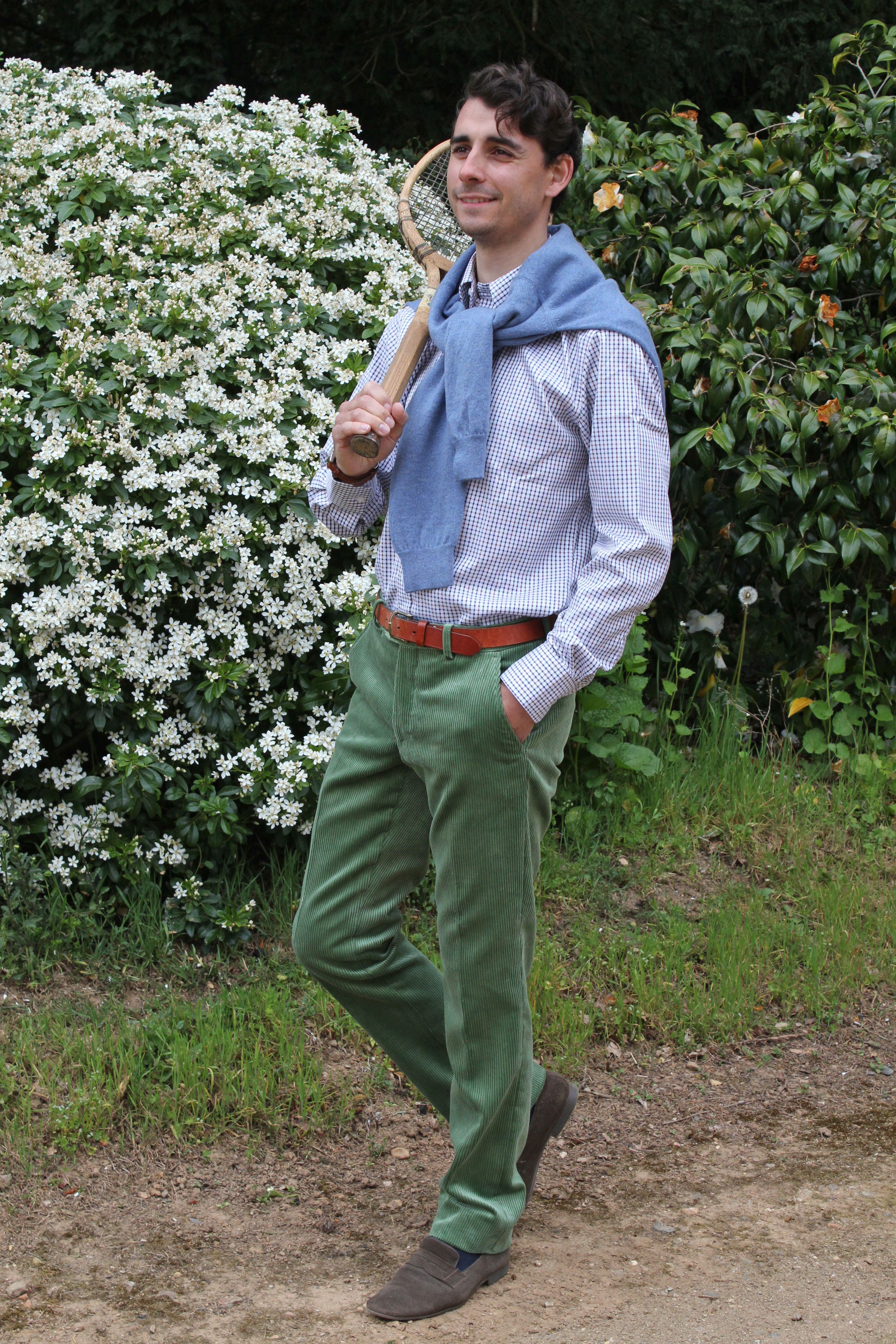 Jeune homme qui porte pantalon velours côtelé homme vert menthe
