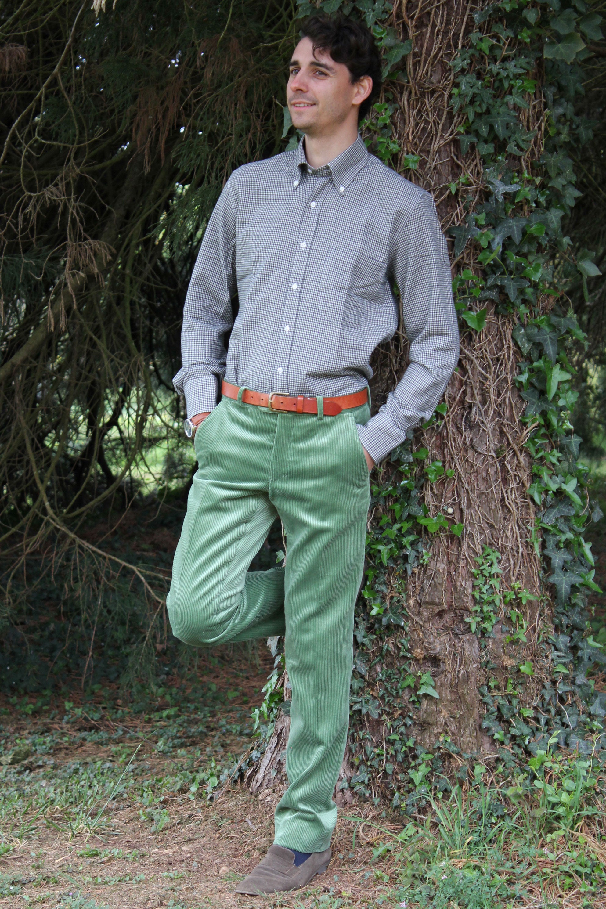 Jeune homme qui porte pantalon velours côtelé homme vert menthe