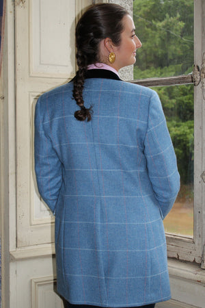 Veste femme en Tweed bleu clair longueur 3/4 col en velours bleu marine fabrication anglaise haute gamme 