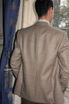 Jeune homme qui porte une veste en Tweed anglais Teviot de couleur marron avec des traits bleu