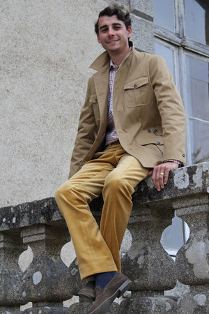 Jeune homme qui porte la veste saharienne