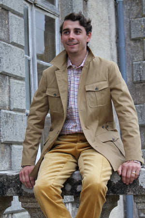 Jeune homme qui porte la veste saharienne