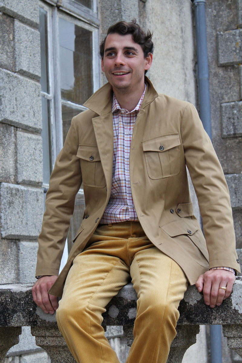 Jeune homme qui porte la veste saharienne