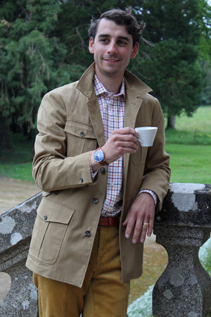 Jeune homme qui porte la veste saharienne