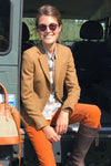 eune femme qui porte une veste en tweed chasse pour femme dans les tons marron avec des traits fins de couleur orange et rouge