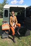 eune femme qui porte une veste en tweed chasse pour femme dans les tons marron avec des traits fins de couleur orange et rouge