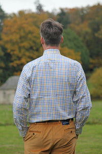 Homme qui porte une chemise Tattersall à carreaux Bleu Jaune