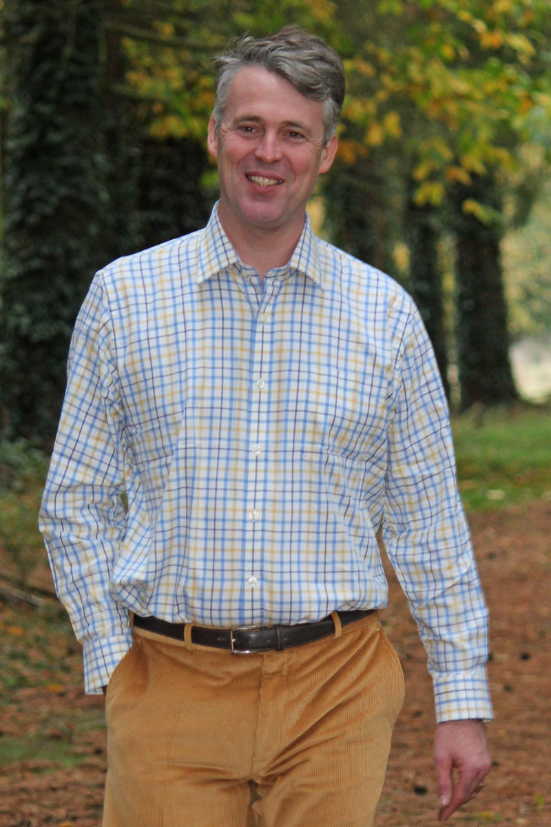 Homme qui porte une chemise Tattersall à carreaux Bleu Jaune