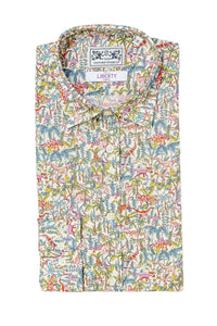 Photo studio Chemise liberty homme jungle. es motifs sont des dinosaures et de la végétation.