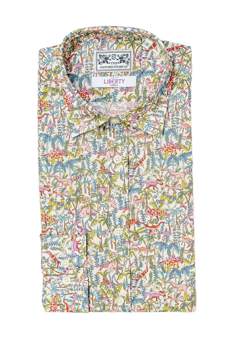 Photo studio Chemise liberty homme jungle. es motifs sont des dinosaures et de la végétation.