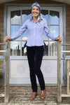 Jeune femme qui porte un chemise vichy femme bleu clair 