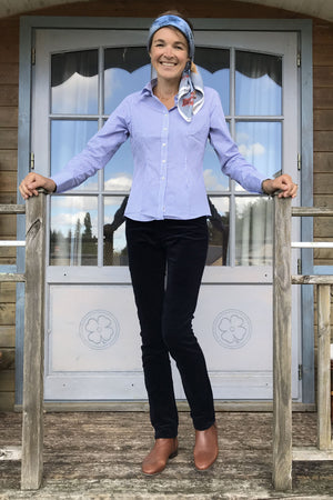 Jeune femme qui porte un chemise vichy femme bleu clair 