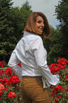 Femme qui porte une chemise blanche 100% coton