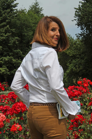 Femme qui porte une chemise blanche 100% coton