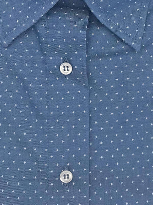 Photo studio chemise pour femme cintrée en coton de couleur bleu céramique avec des petits pois blanc zoom