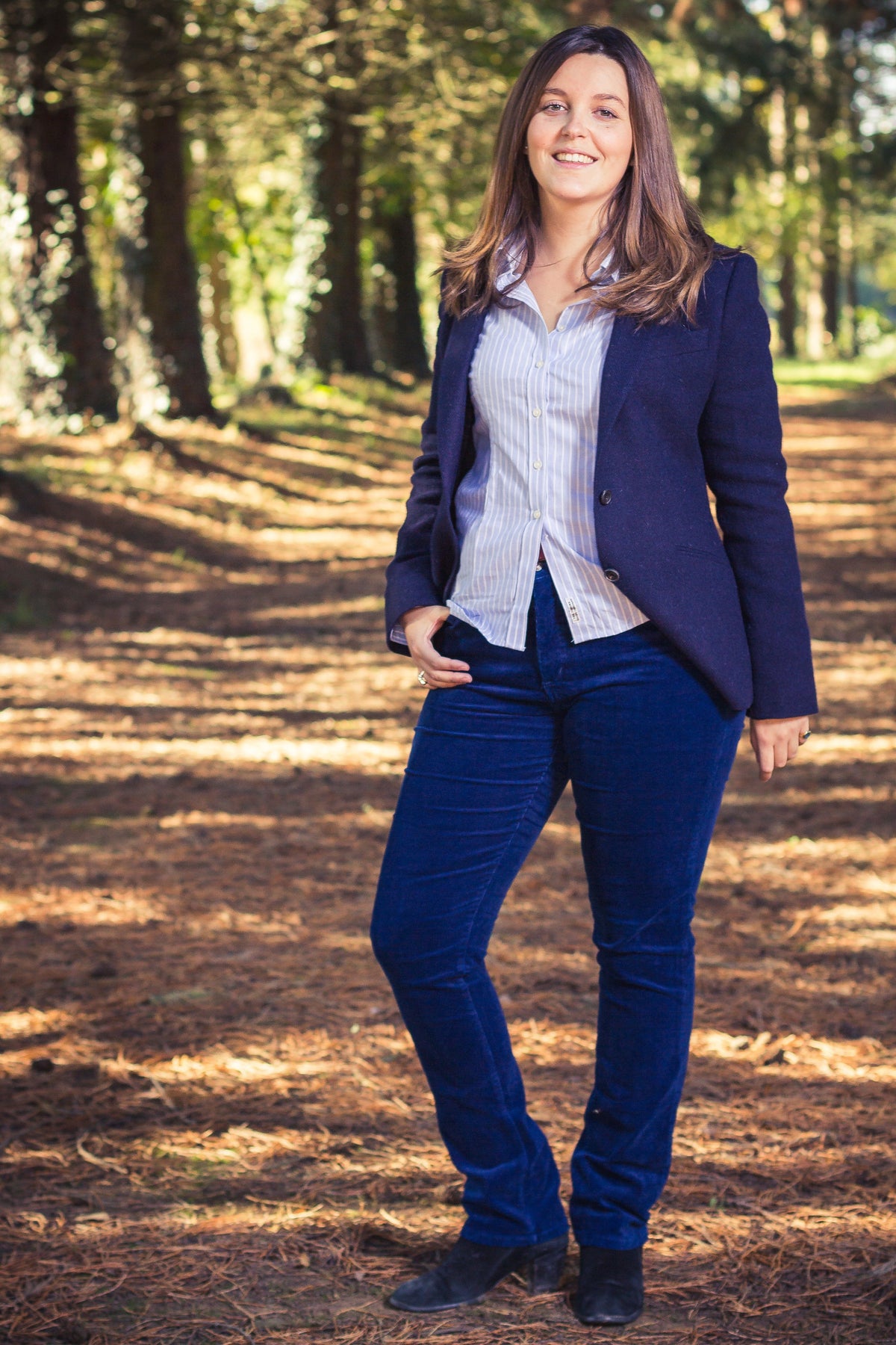 Jeune femme qui porte un pantalon  en velours côtelé de couleur bleu marine