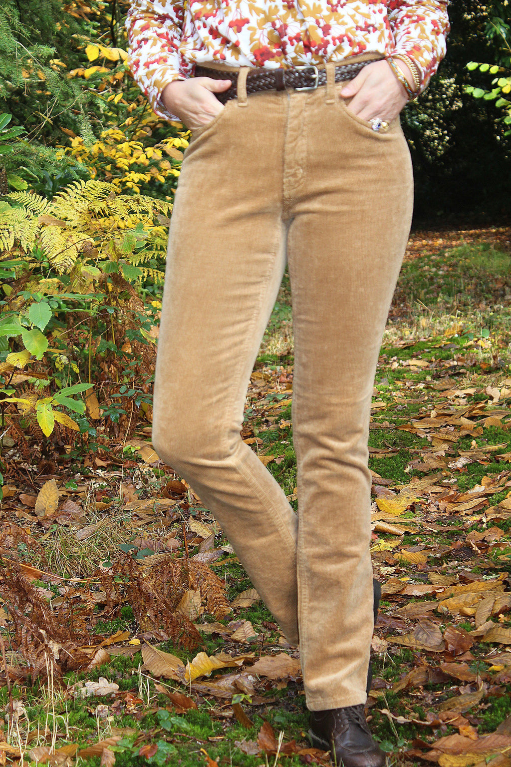 Jeune femme qui porte un pantalon en velours côtelé beige camel