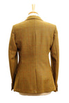 Photo studio veste en tweed chasse pour femme dans les tons marron avec des traits fins de couleur orange et rouge  Modifier le texte alternatif