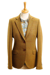 Photo studio veste en tweed chasse pour femme dans les tons marron avec des traits fins de couleur orange et rouge